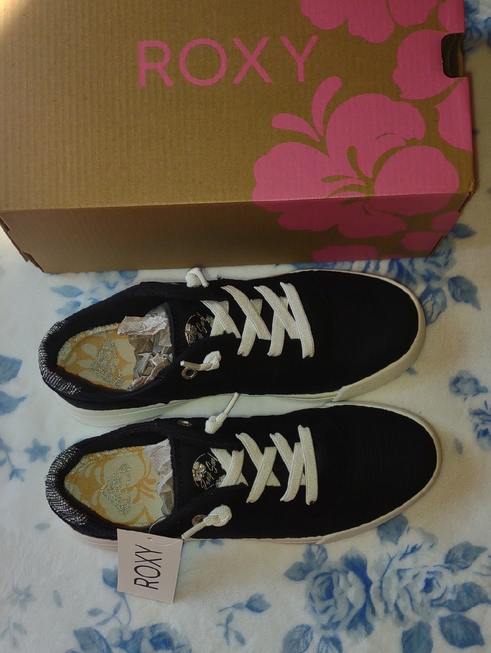 NWT Roxy Black Low-Top Sneakers With White Laces Comes With Original Box